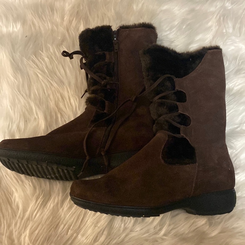 Brown Size 7 flat boots
